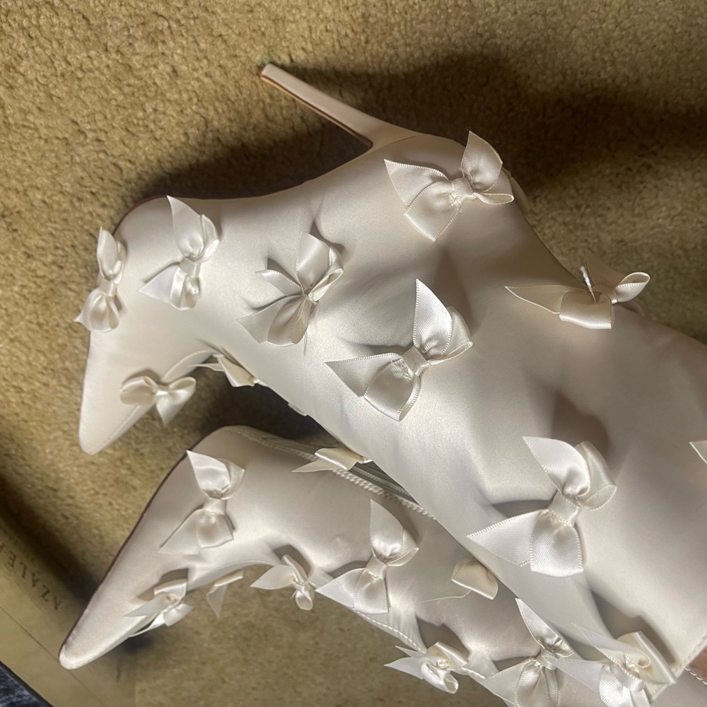 Elegant White Bow-Embellished Women's Boots - Picture 7 of 8